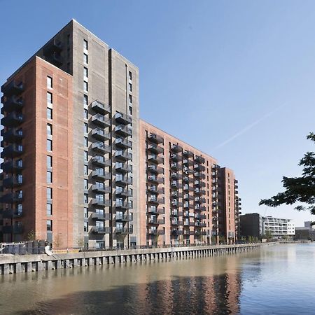 Modern Studios And Apartments At Barking Wharf In London Exteriör bild