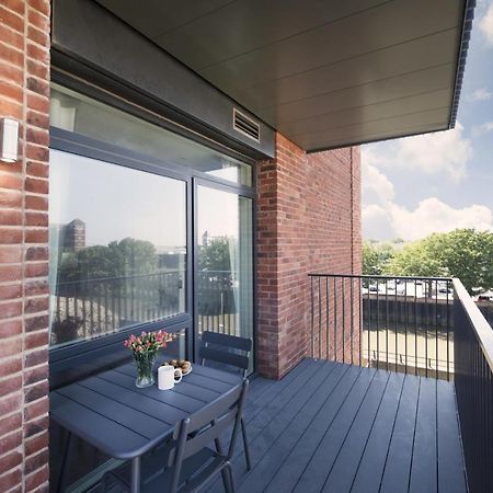 Modern Studios And Apartments At Barking Wharf In London Exteriör bild