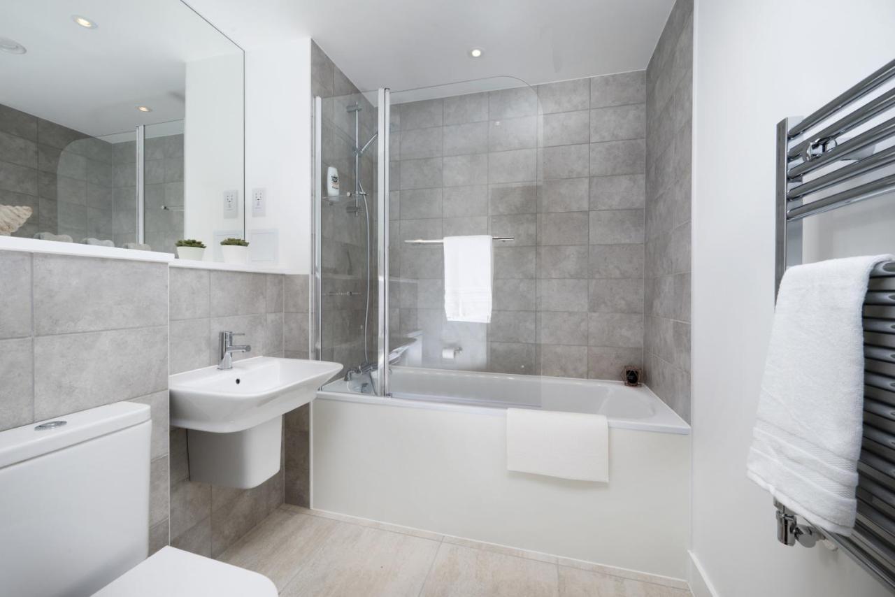 Modern Studios And Apartments At Barking Wharf In London Exteriör bild