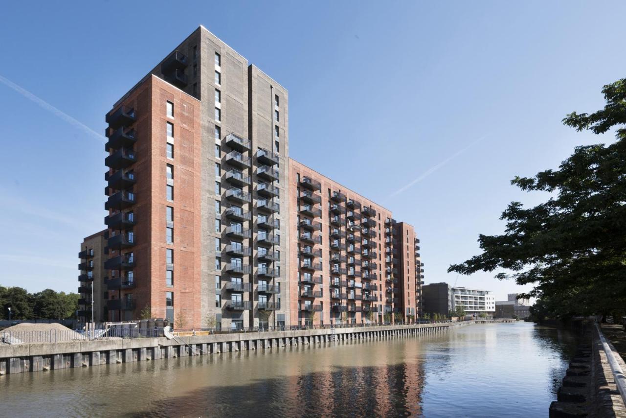 Modern Studios And Apartments At Barking Wharf In London Exteriör bild
