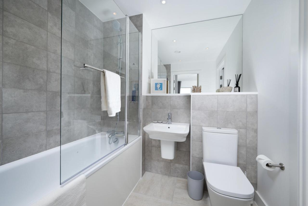 Modern Studios And Apartments At Barking Wharf In London Exteriör bild