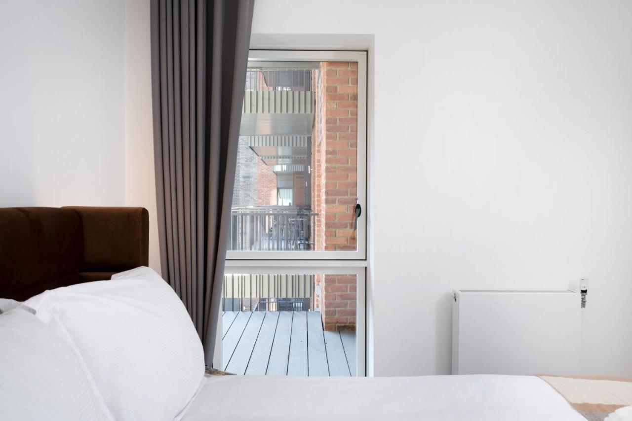 Modern Studios And Apartments At Barking Wharf In London Exteriör bild