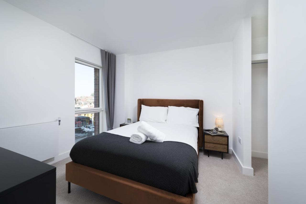 Modern Studios And Apartments At Barking Wharf In London Exteriör bild