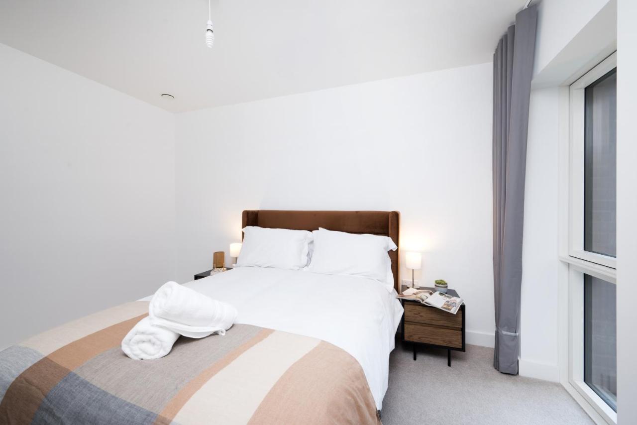 Modern Studios And Apartments At Barking Wharf In London Exteriör bild