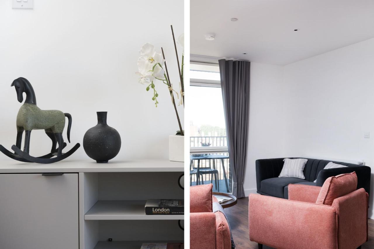 Modern Studios And Apartments At Barking Wharf In London Exteriör bild