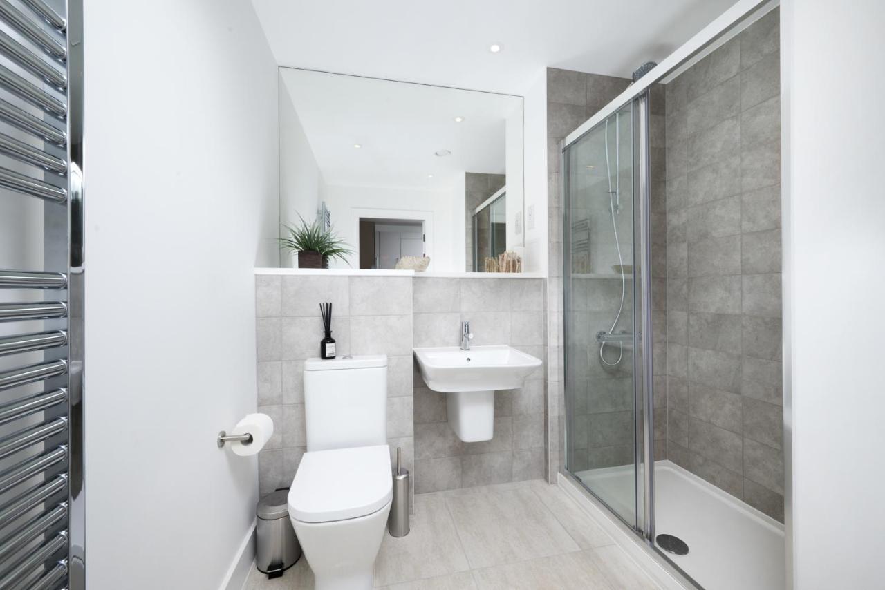 Modern Studios And Apartments At Barking Wharf In London Exteriör bild