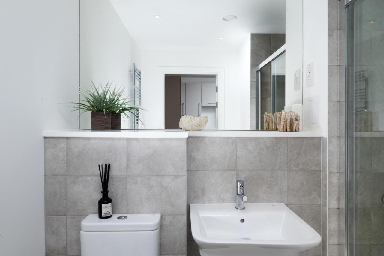 Modern Studios And Apartments At Barking Wharf In London Exteriör bild