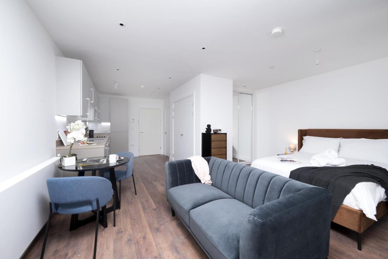 Modern Studios And Apartments At Barking Wharf In London Exteriör bild